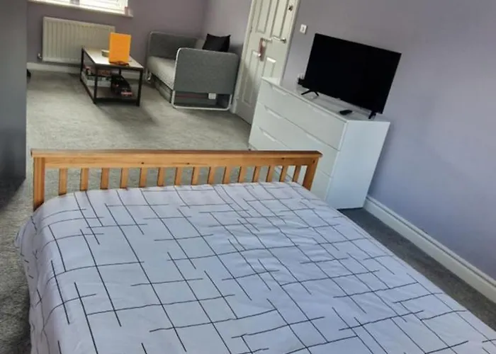 Double B&B Room In Southwater With Private Bathroom And Parking